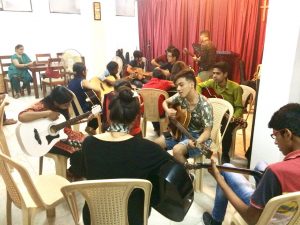 Free guitar class in progress